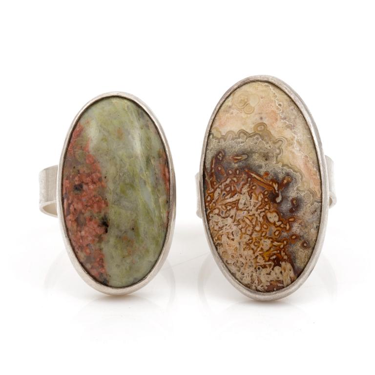 RINGAR, 2 st, ÖRHÄNGEN, 2 par, KEDJA samt HÄNGE med olikfärgade jaspis, silver.