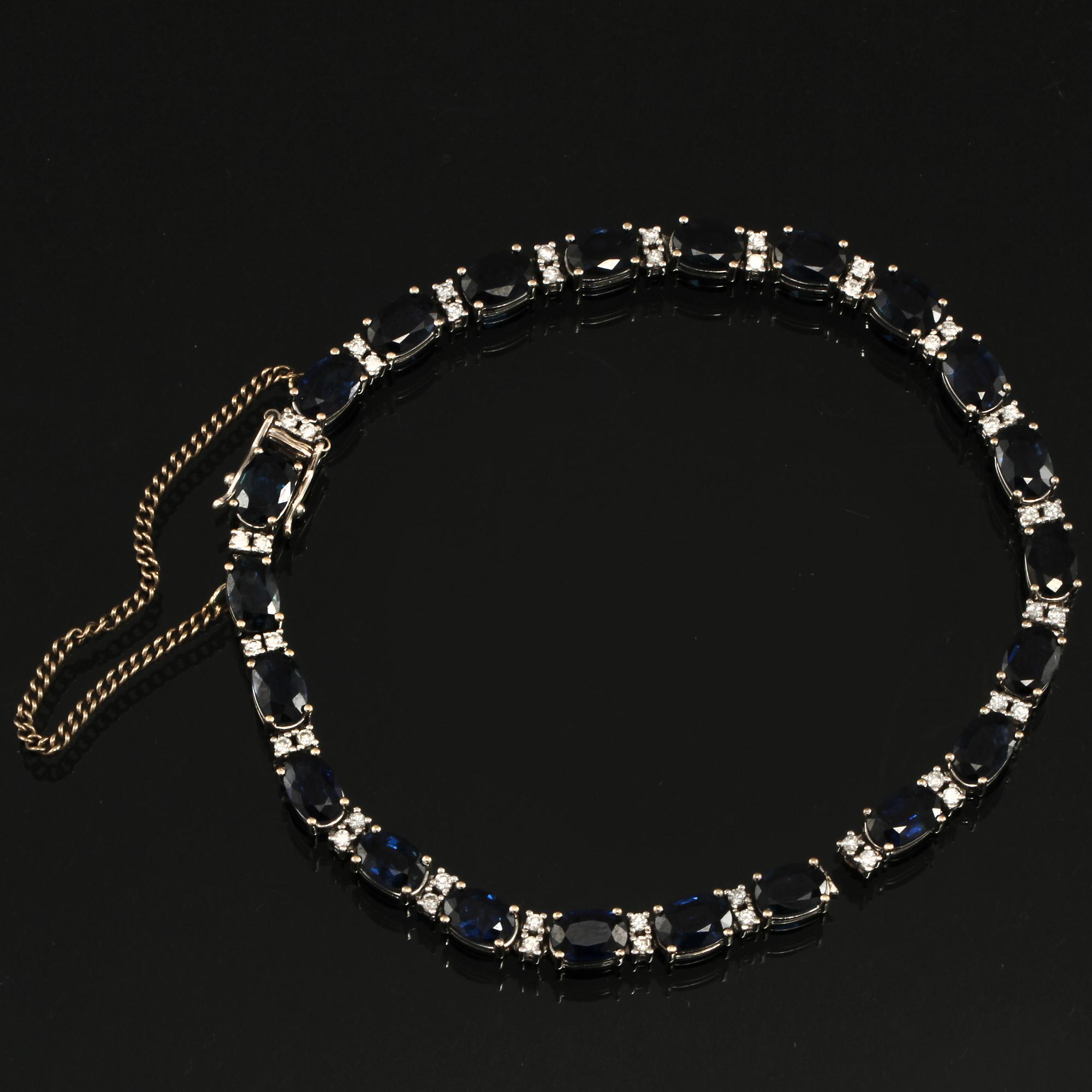 ARMLÄNK, 18k vitguld med 22 fasettslipde blå safirer samt 44 briljantslipade diamanter, 1900-talets slut. Vikt 14 g.
