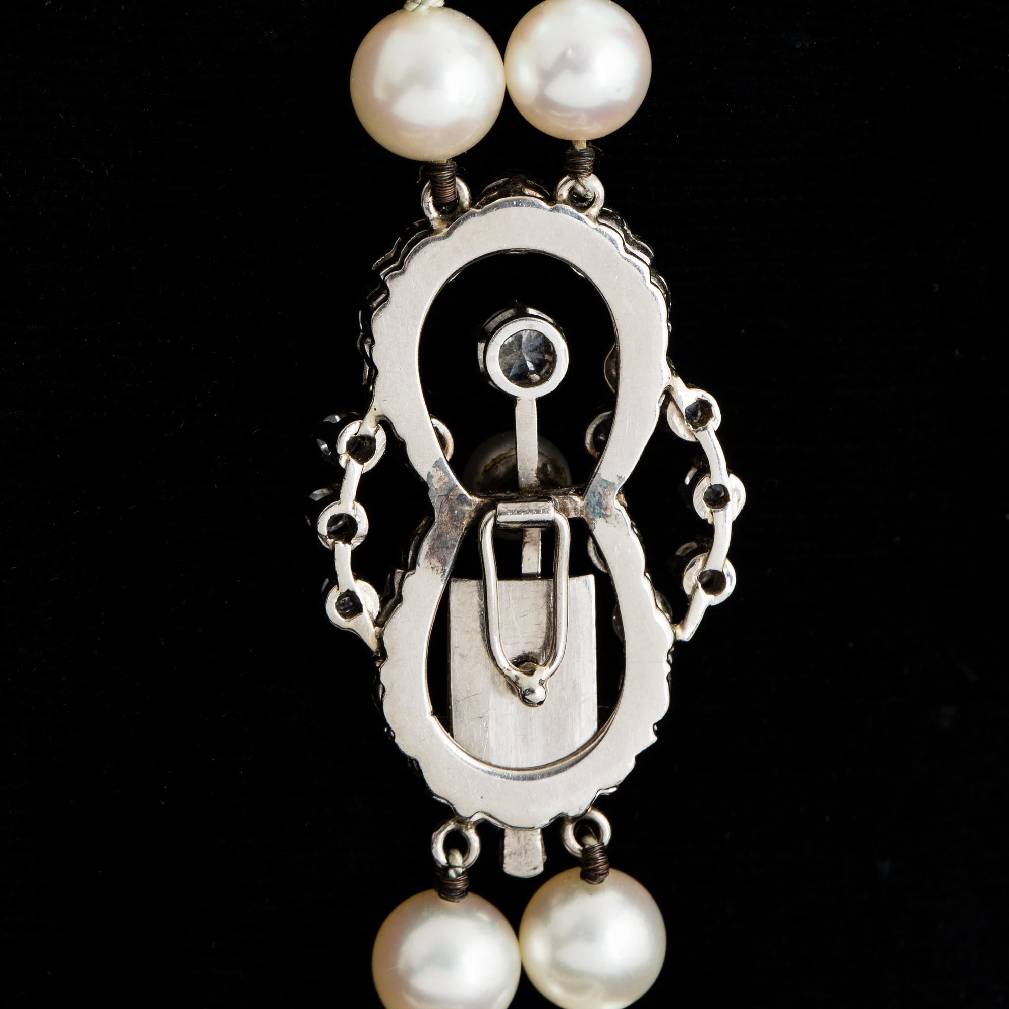 A TWO STRAND PEARL NECKLACE.