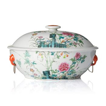 1073. A famille rose tureen with cover, late Qingdynasty/Republic.