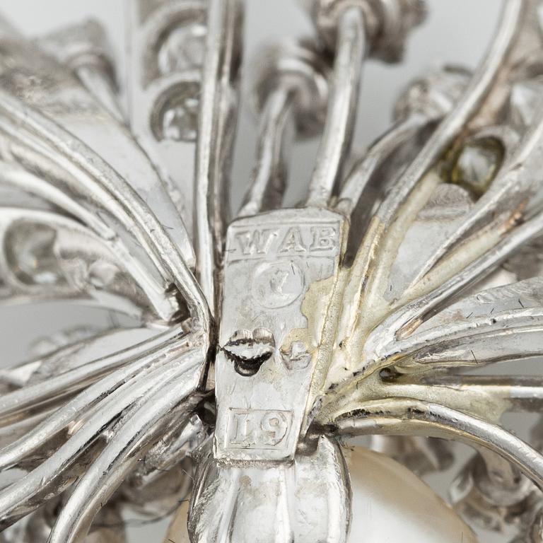 Brosch platina med en pärla och runda briljant- och åttkantslipade diamanter, design Henrik Bolin, W.A. Bolin.