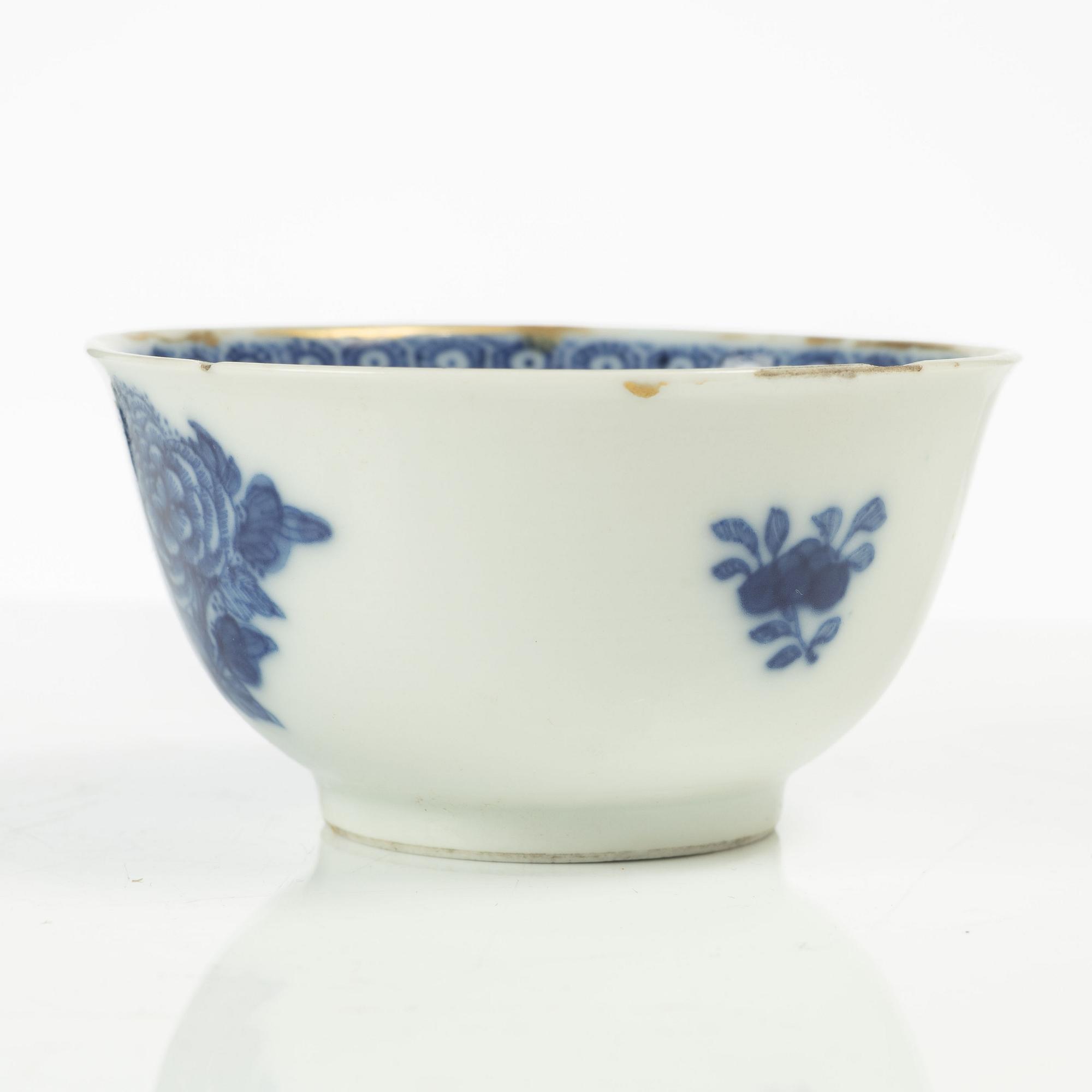 A Chinese soft paste cup with saucer, Qing dynasty, 18th century.