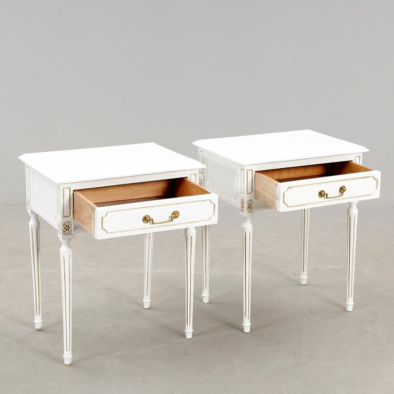 SÄNGBORD, ett par, gustaviansk stil, 1900-tal.