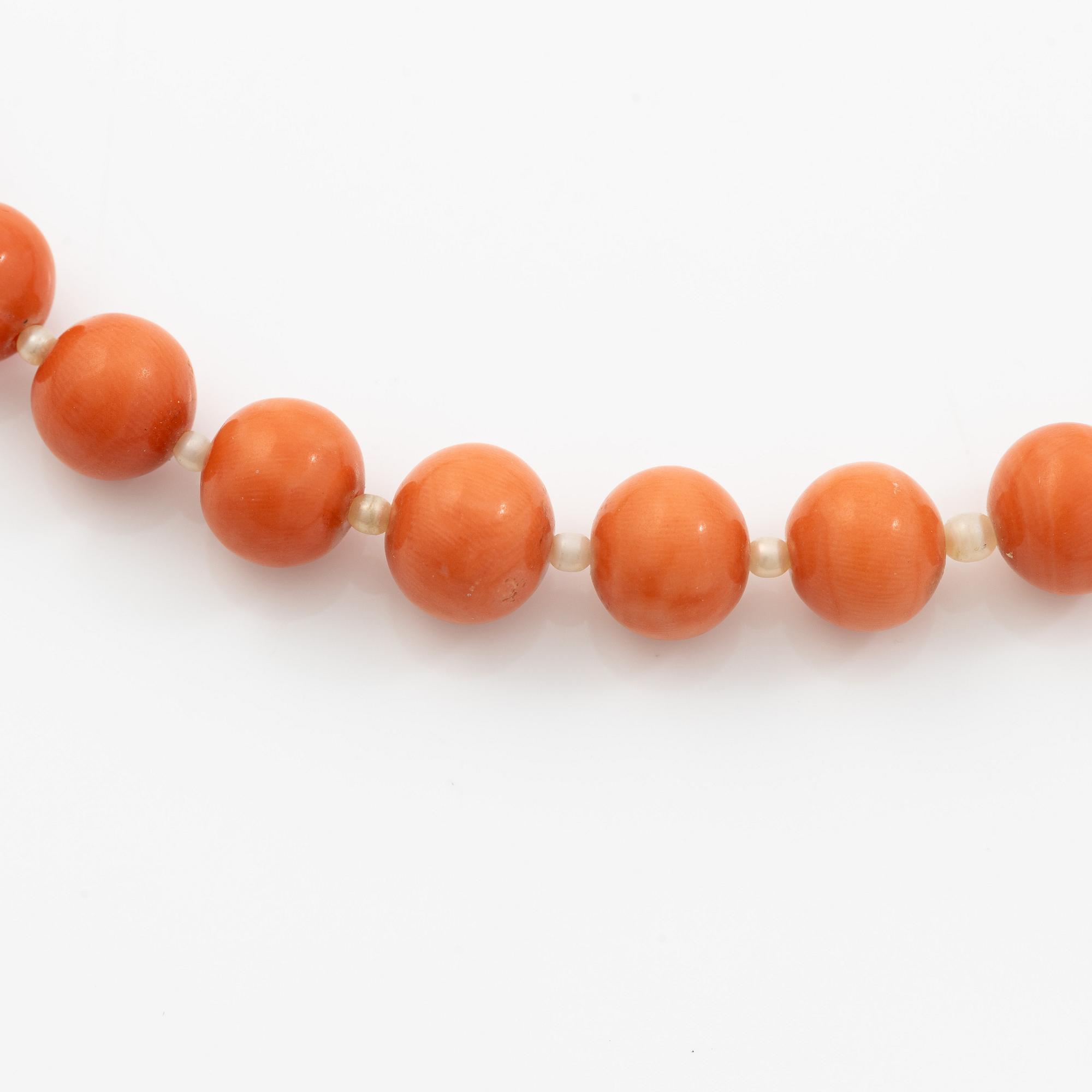 Necklace with graduated coral and seed pearls, clasp 18K gold.