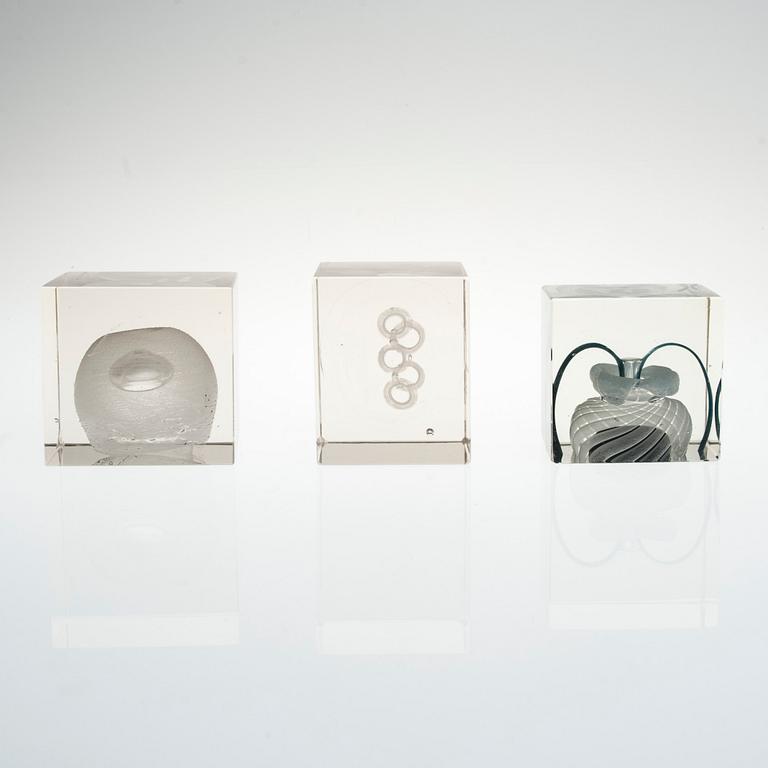 KUBER, 3 st, glas, osignerade.