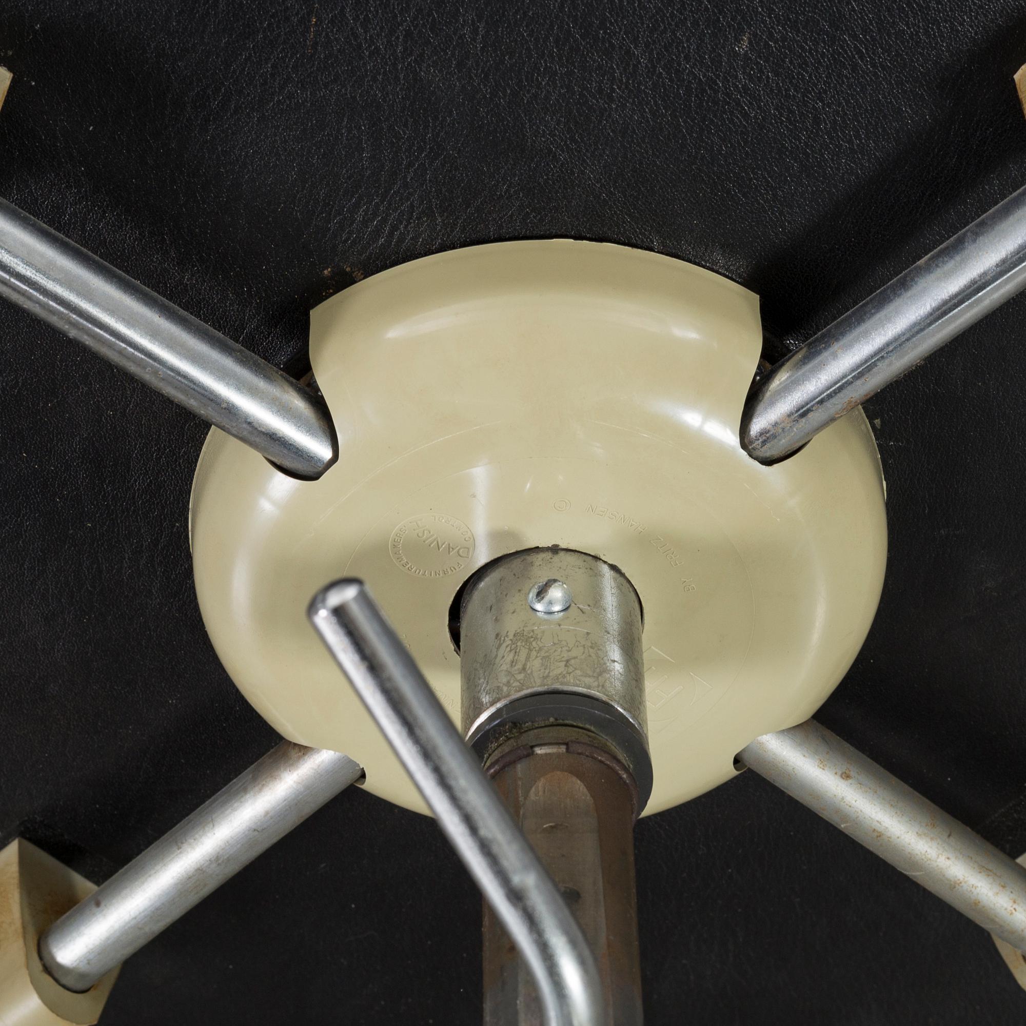 ARNE JACOBSEN, A Sjuan  armchair on wheels.