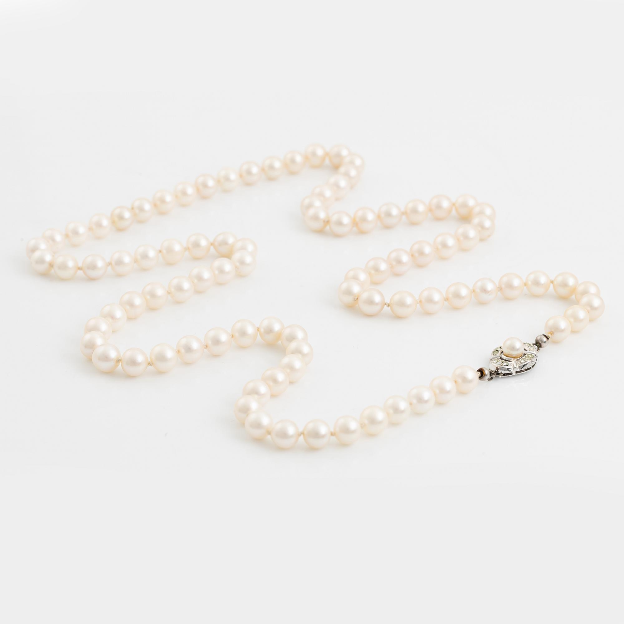 Pärlcollier, odlade pärlor, lås silver med vita stenar.