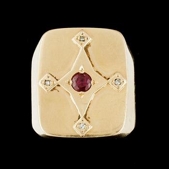 RING, klackring, 18k guld med rubin och små diamanter. Gunnar Nilsson, Halmstad, 1965. vikt ca16g.