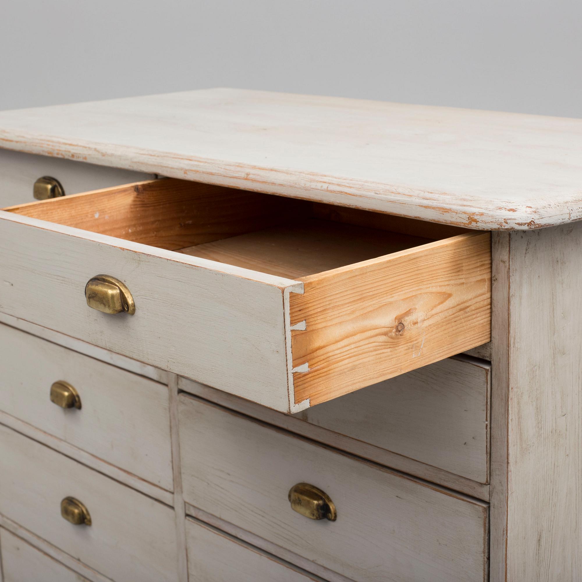 A chest of drawers from around year 1900.