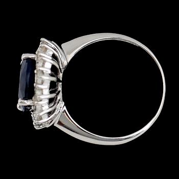 RING, 10K guld, safir ca 6.00 ct, 16 briljantslipade diamanter tot ca 1.07 ct.