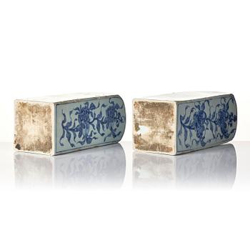 A pair of blue and white bottle flasks, early Qing dynasty, 17th century.