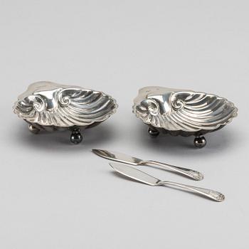 ALEXANDER CLARK & CO,  smörsnäckor ett par samt knivar ett par, silver tidigt 1900-tal i etui.