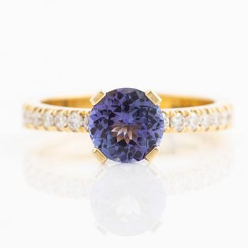 Ring 18K gold with tanzanite and brilliant-cut diamonds.