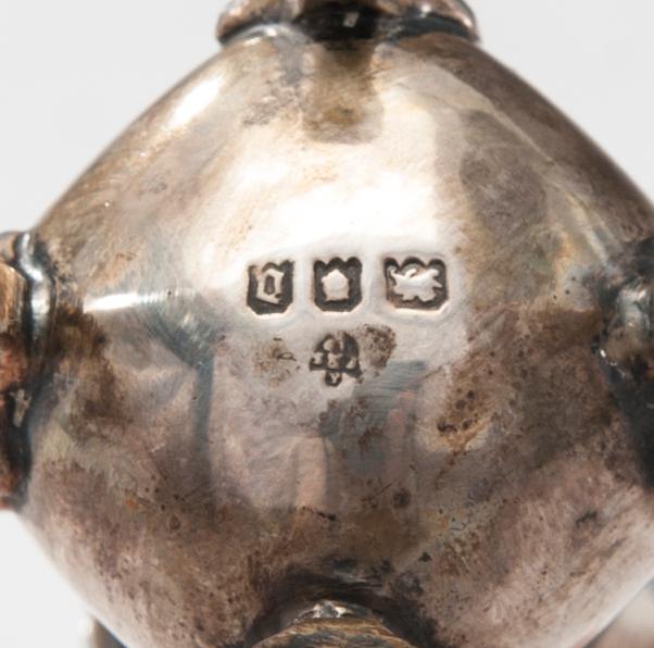 SALTKAR OCH PEPPARSTRÖARE, sterling silver, London, 1923. Tot. vikt 81,3 g.