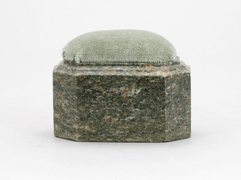 NÅLDYNA, Kolmårdsmarmor, 1800/1900-tal.