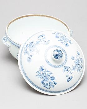 A Chinese export porcelain blue and white  tureen with cover, Qing dynasty, Qianlong (1736-1795).