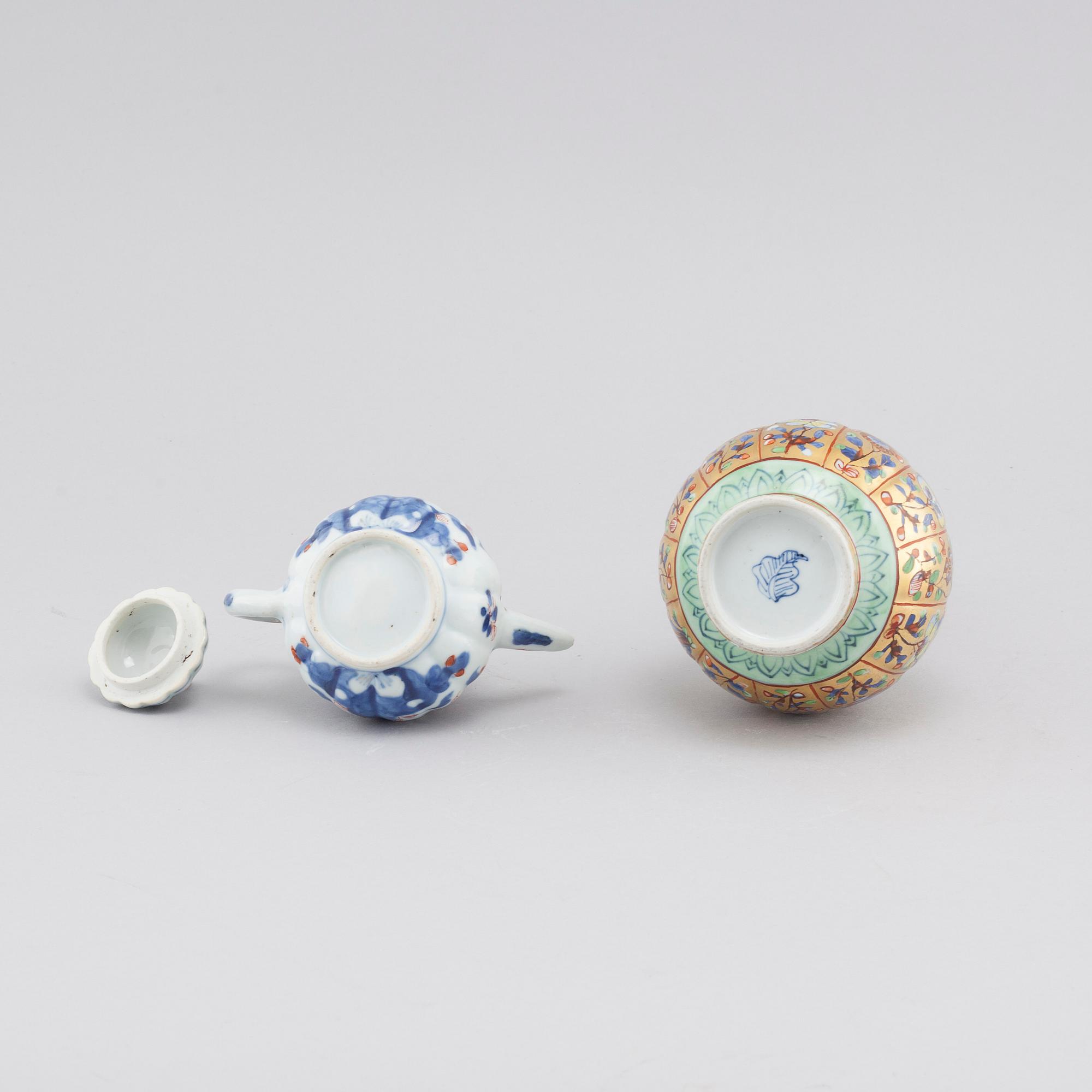 A porcelain tea pot and vase from China, 18th century.