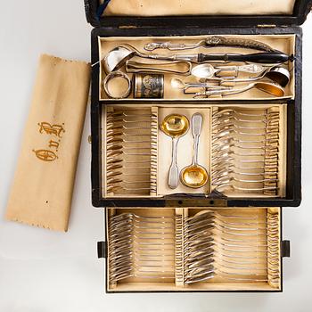 BESTICKSCHATULL med BORDSSILVER, 60 delar, bl.a. Sazikov och Ovchinnikov, mestadels ryskt. 1800-tal.