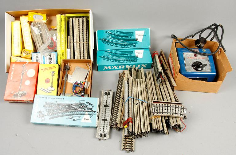 RÄLSDELAR, SEMAFORER, JÄRNVÄGSÖVERGÅNG mm, ca 160 delar, Märklin, H0.