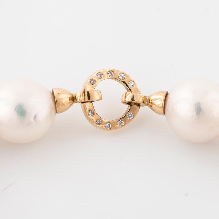 A cultured pearl necklace.