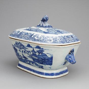 TERRIN MED LOCK, porslin, Kina, Qianlong 1700-tal.