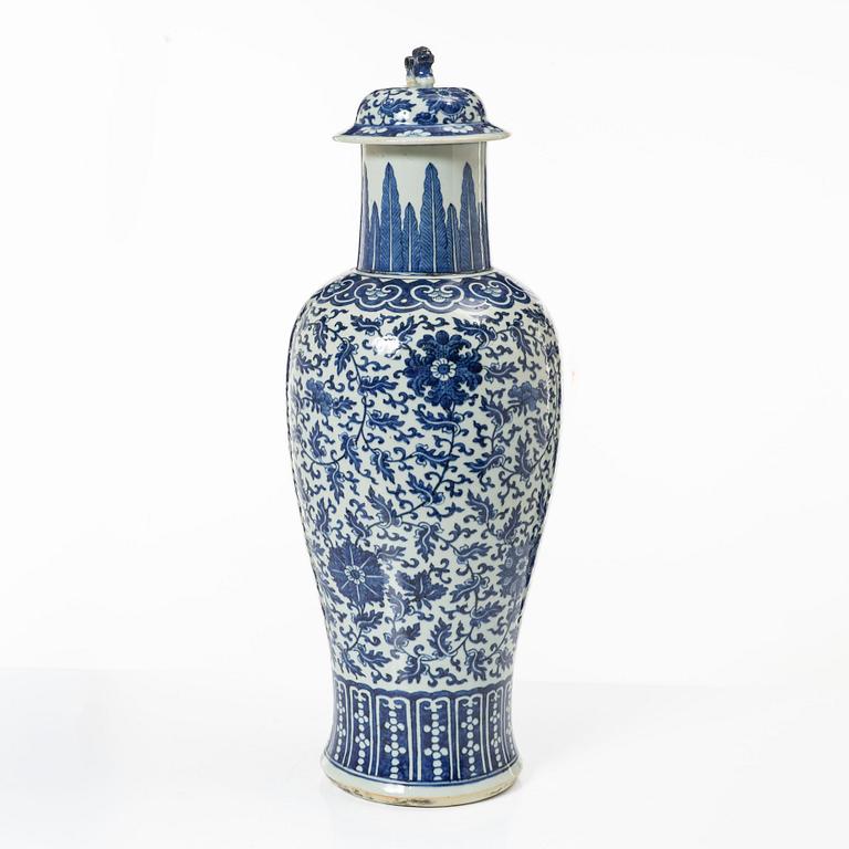 Vas med lock, porslin. Qingdynastin, 1800-tal.