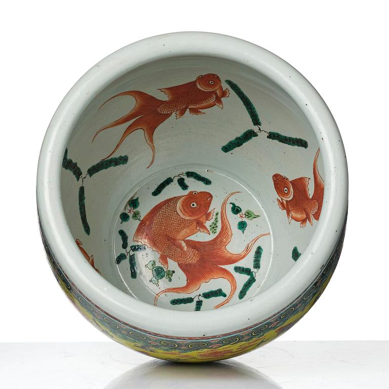 A large yellow ground '100 birds' fish basin, Qing dynasty, 19th century.