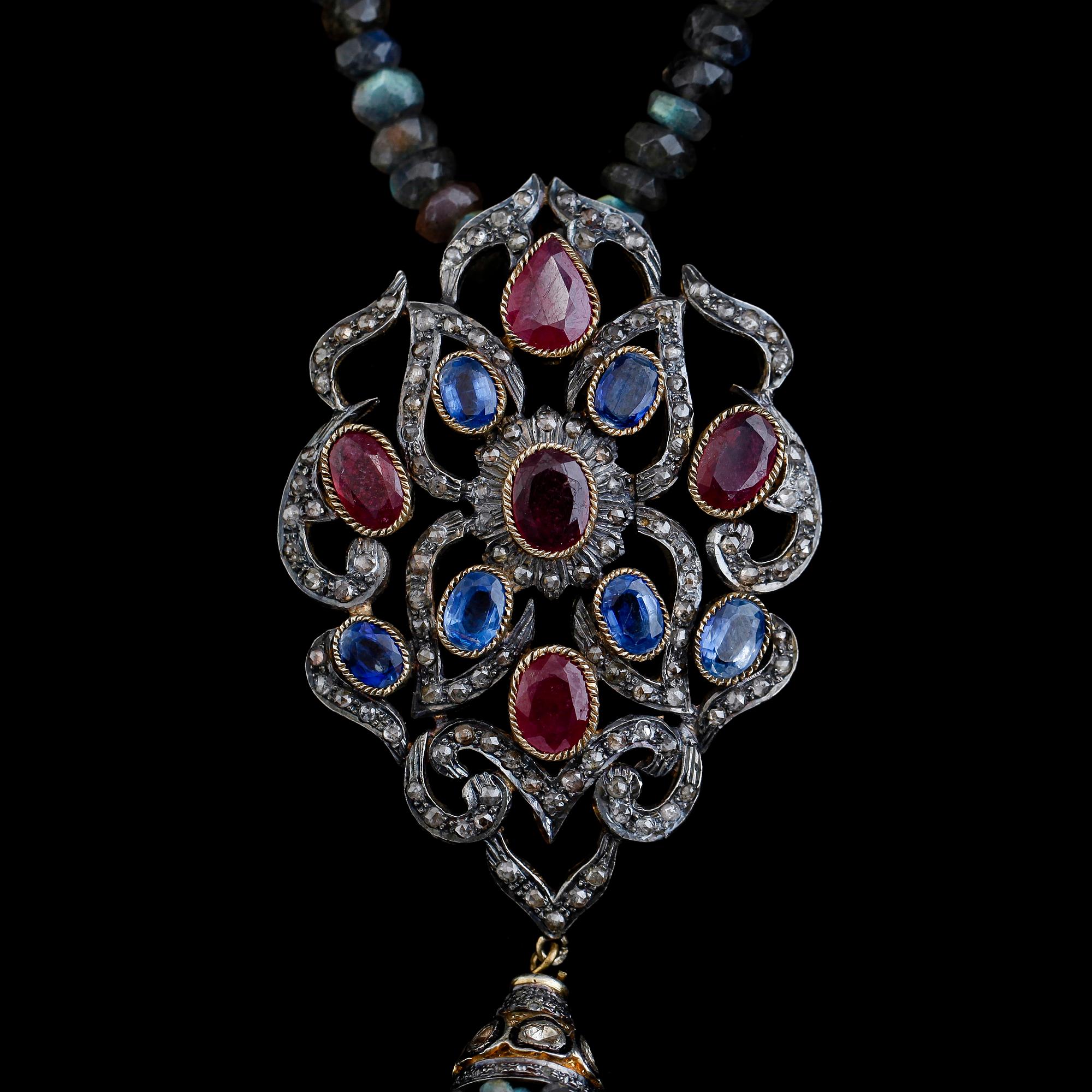 COLLIER, silver och 18 k guld, safirer, labradoriter, diamanter och rubiner.