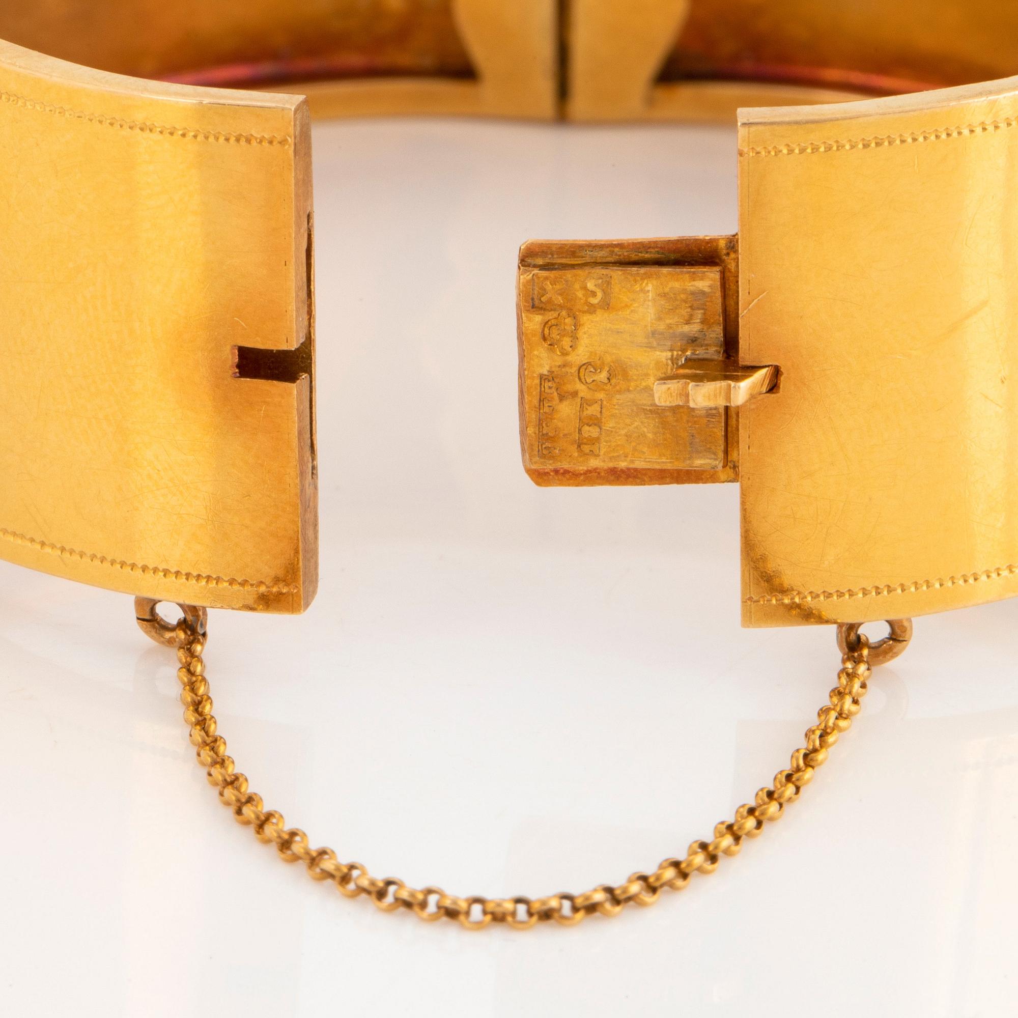 Armring 18K guld med en fasettslipad safir.