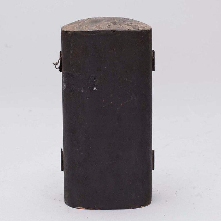 ZUSHI, trä och metall, Japan, 1900-talets början.