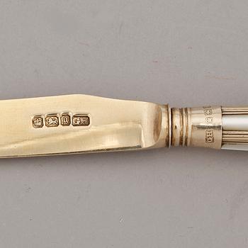 FISKBESTICK, 24 delar, silver samt pärlemor, George Hape, Sheffield, England, 1899. Totalvikt: 1109 gram.