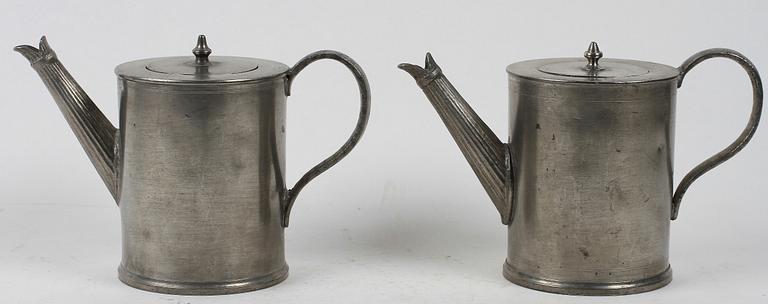 KAFFEKANNOR, ett par, tenn, en stämplad Jacob Lemon, Stockholm 1814.