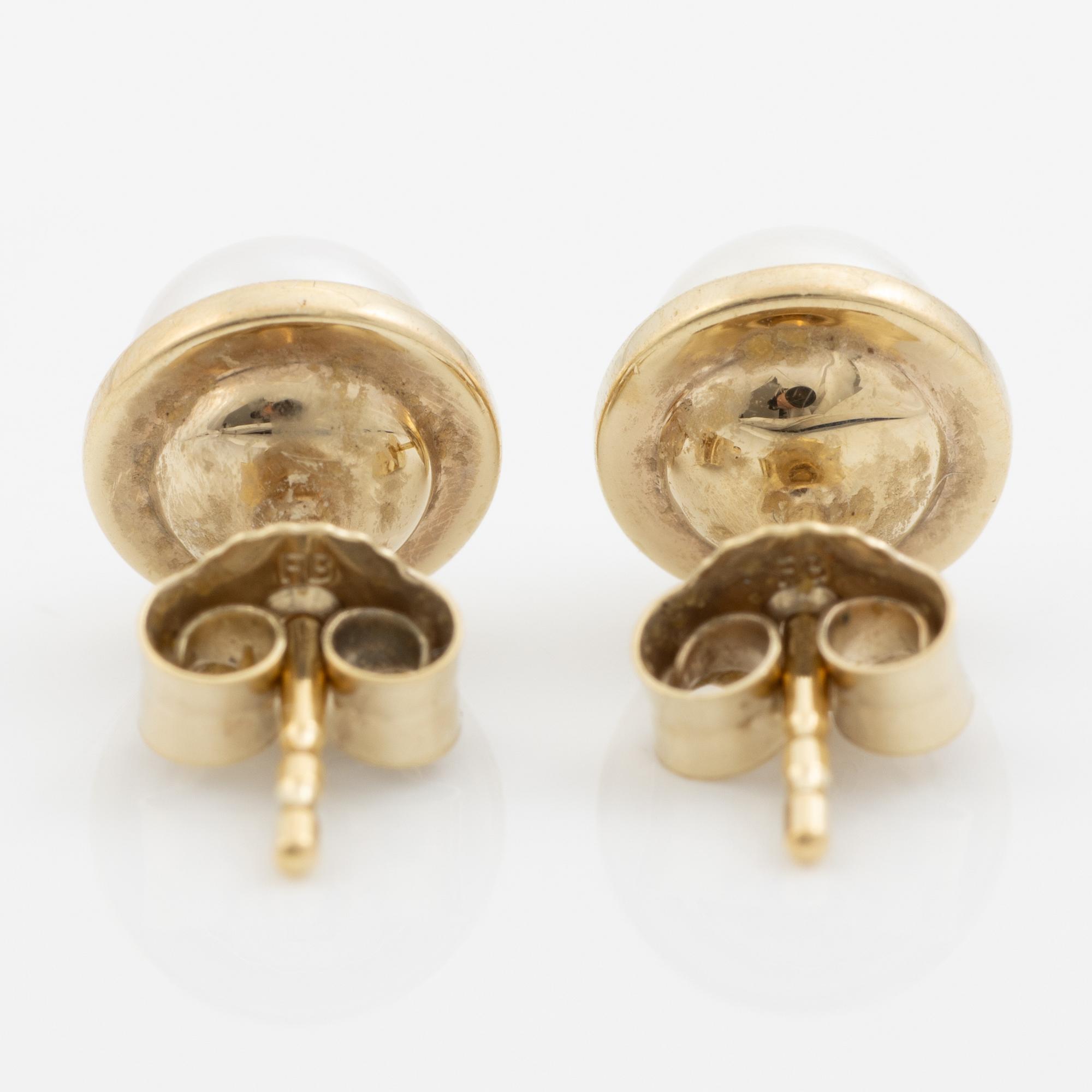 A pair of earrings in 18K gold with cultured pearls.