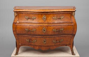 BYRÅ, fanerad med olika träslag, rokoko, ca 1770-80.