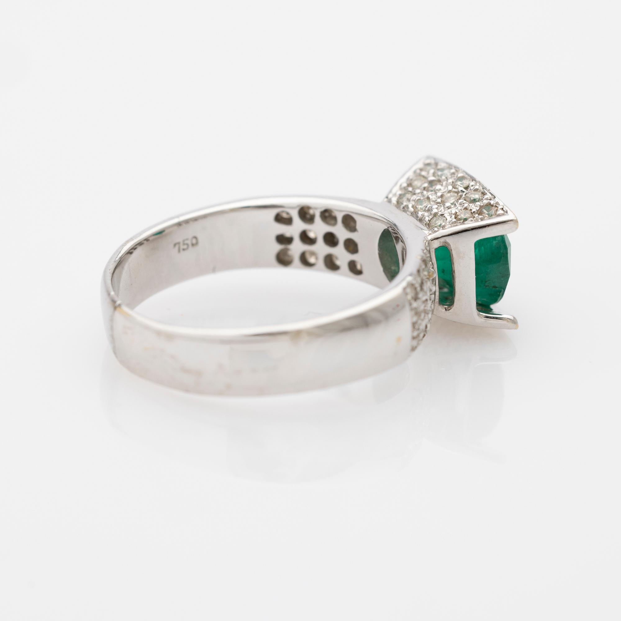 Ring, 18k gold with emerald and diamonds.
