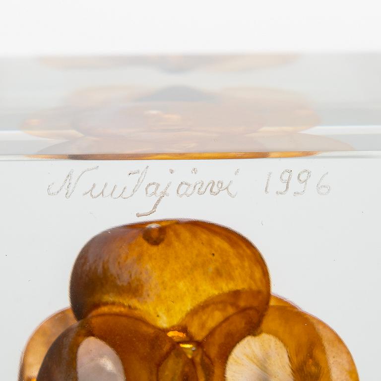 Oiva Toikka, annual glass cube 1996, signed Oiva Toikka, Nuutajärvi 1996, 399/2000.