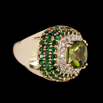 RING, 14 k guld, grön peridot ca 3.0 ct, diamanter tot ca 0.25 ct, gröna stenar, 4.0 ct. Total vikt ca 14 g.
