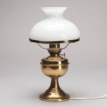 BORDSLAMPA, mässing och glas, märkt Kosmos Brenner, omkring 1900.