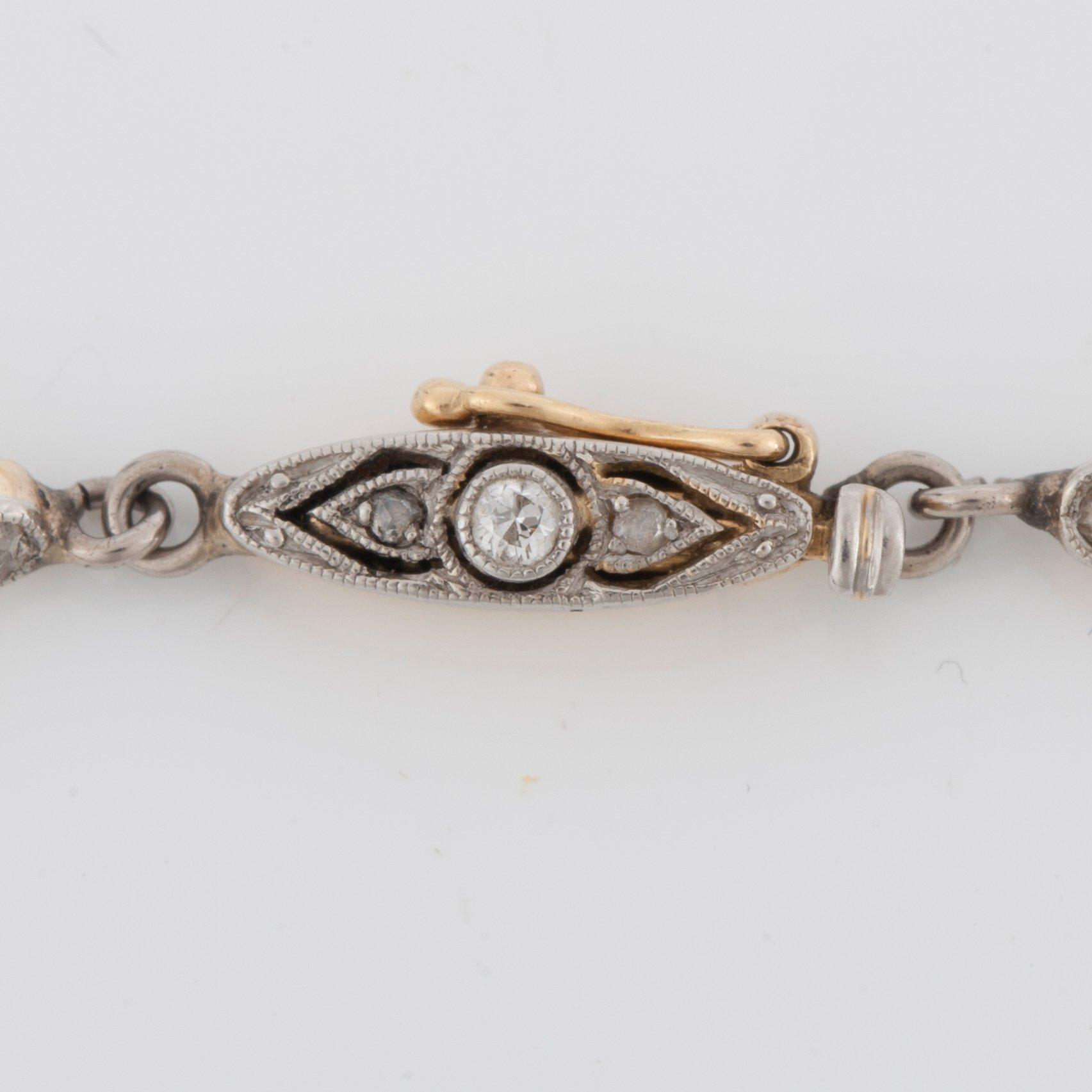 A semi-baroque natural pearl necklace. Ø 3.5 - 6 mm.