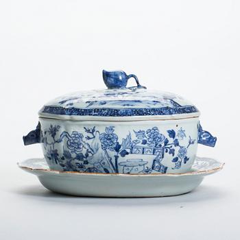 TERRIN med LOCK och FAT, porslin, Kina Qianlong (1735-1796).