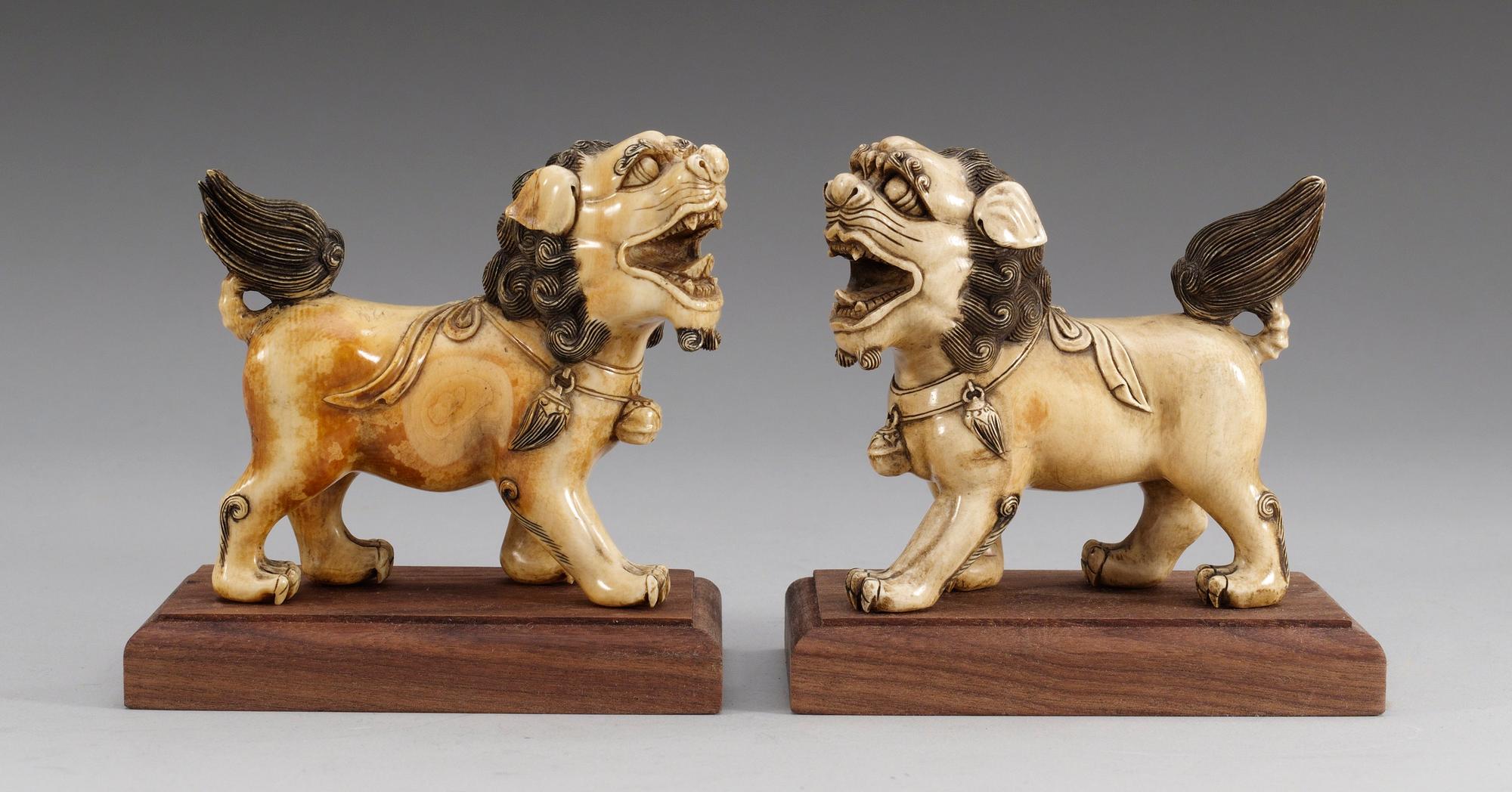 FOHUNDAR, ett par, elfenben. Stående på träsocklar.