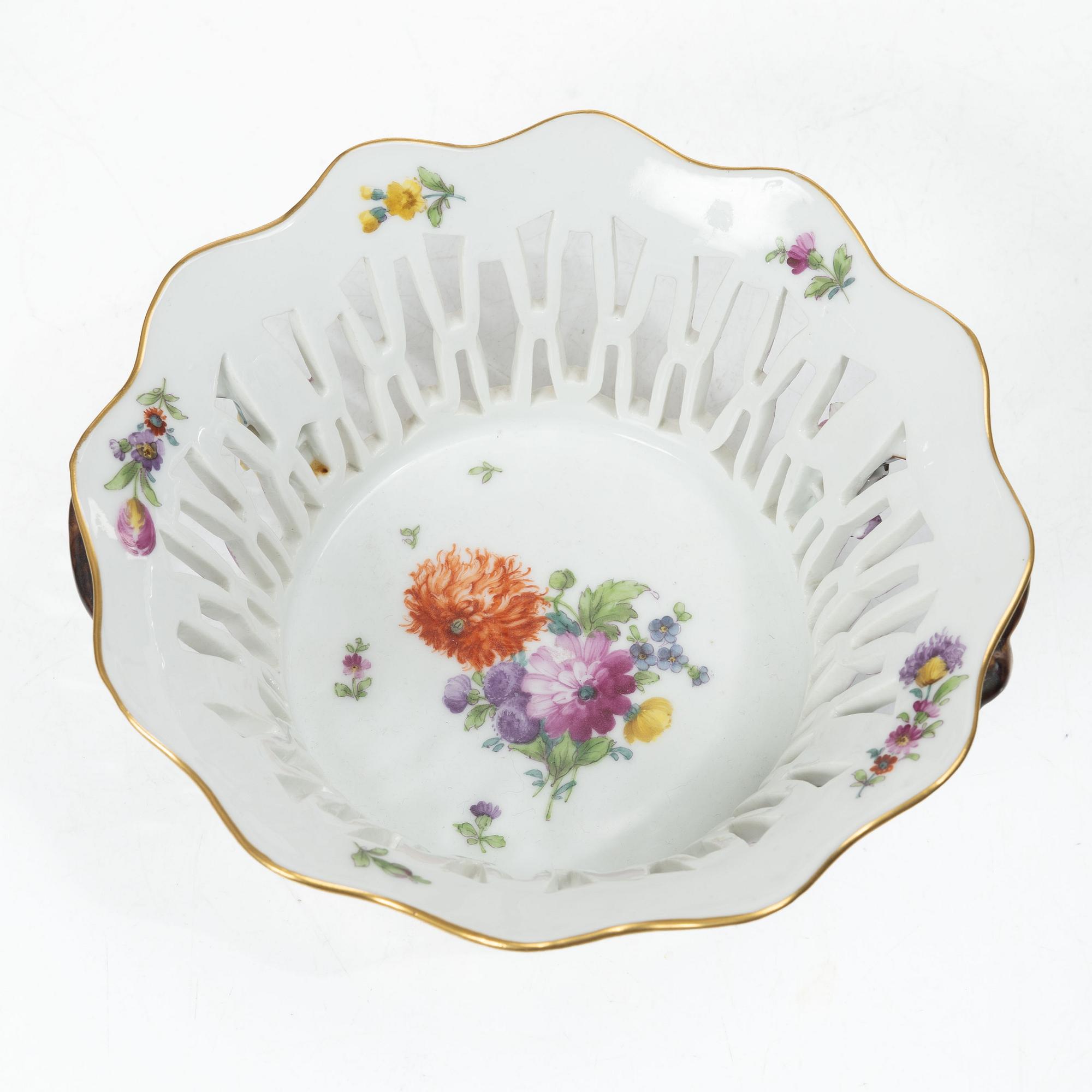 Royal Copenhagen, “Saxon Flower”, full lace, 20 plates and a reticulated bowl. Denmark, 1890–1922.