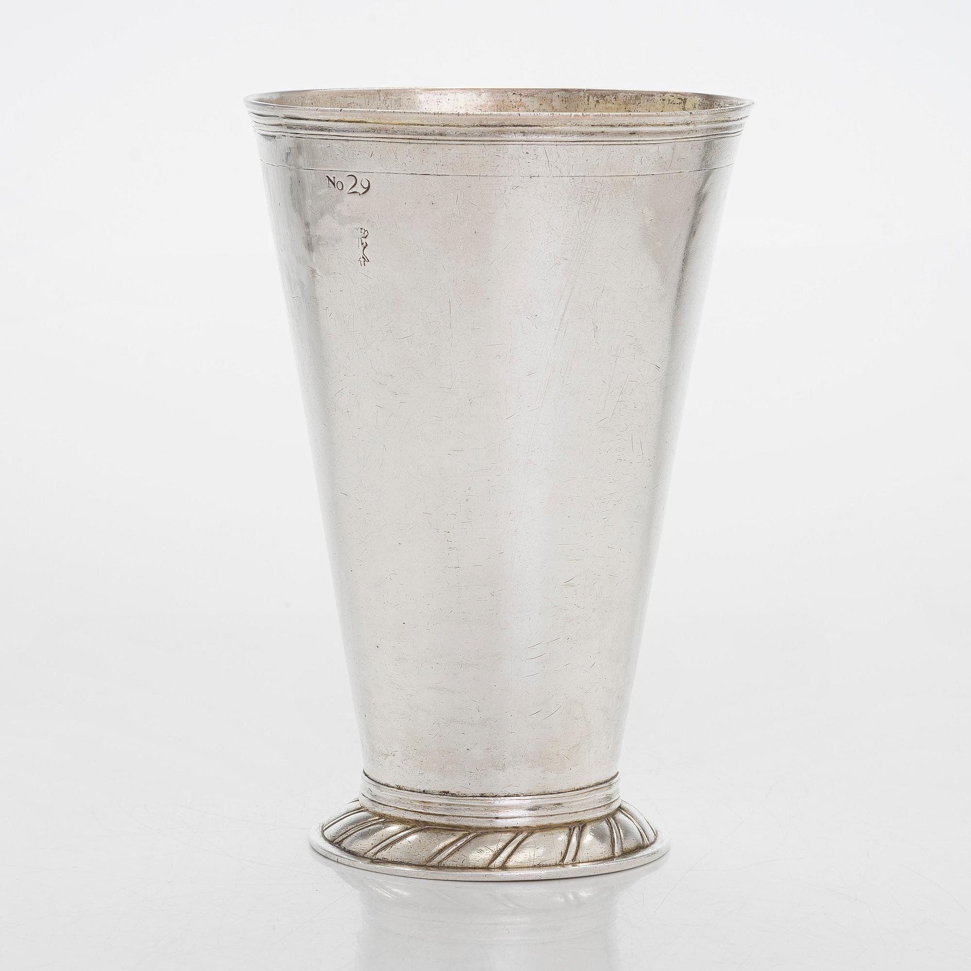 Bägare, silver, S:t Petersburg 1769, mästarstämpel ZH, möjligen Zacharias Heideman.