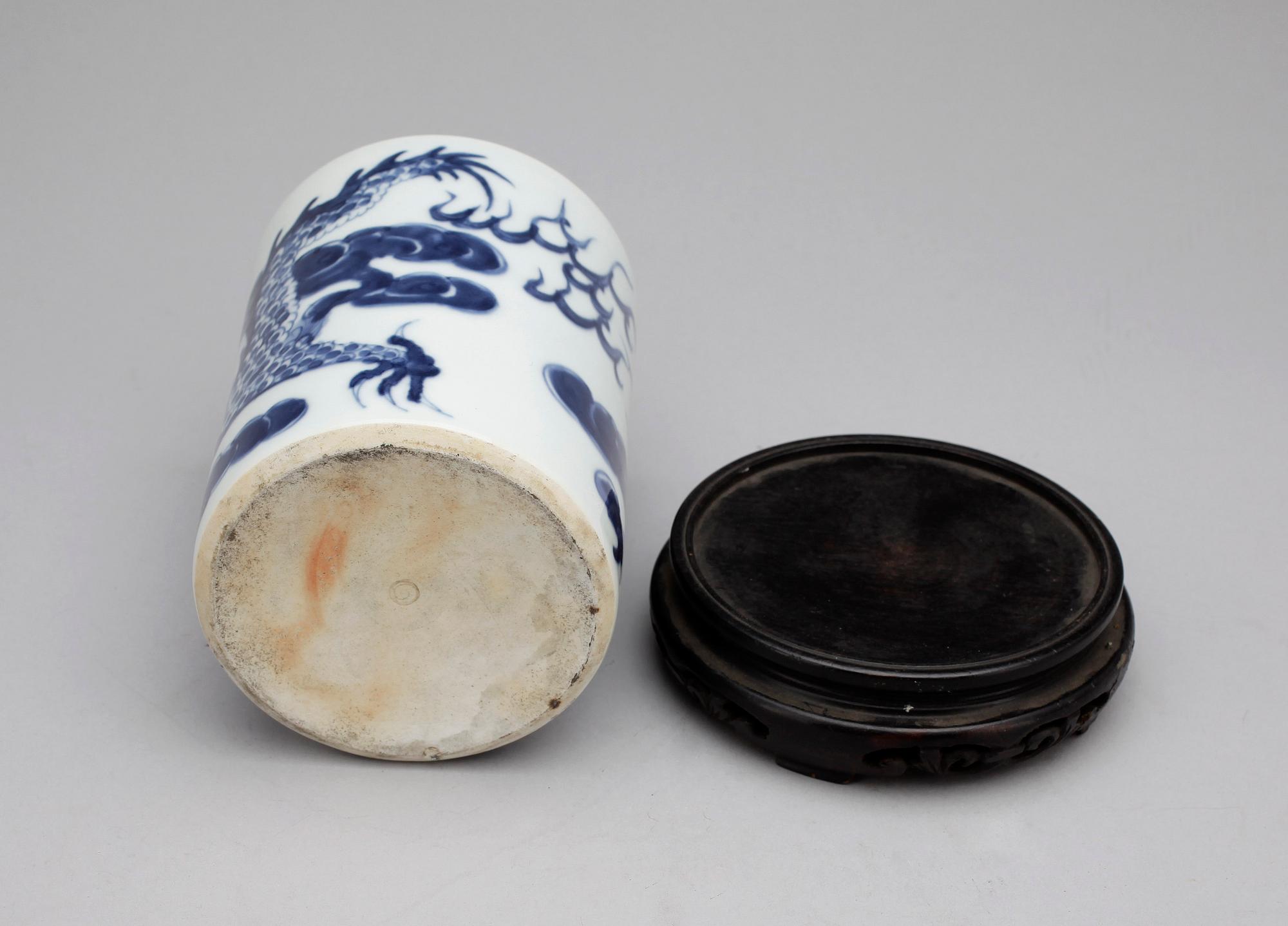 PENSELSTÄLL, porslin. Kangxi-stil.