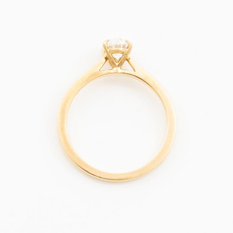 Ring 18K guld med ovalslipad diamant 0.72 ct, medföljande GIA dossier.