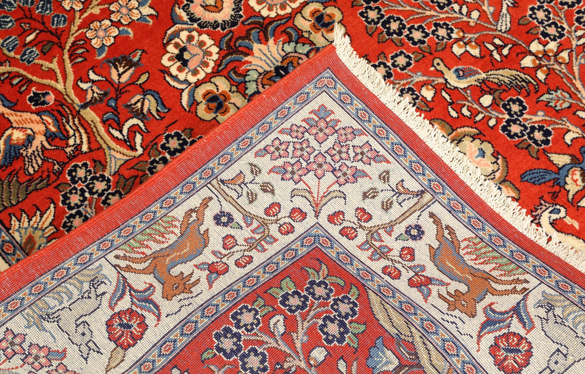 A Sarouk rug, approx. 212 x 140 cm.