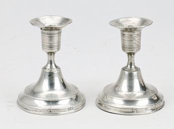 LJUSSTAKAR, ett par, tenn, gustavianska, sent 1700-tal, otydliga stämplar.