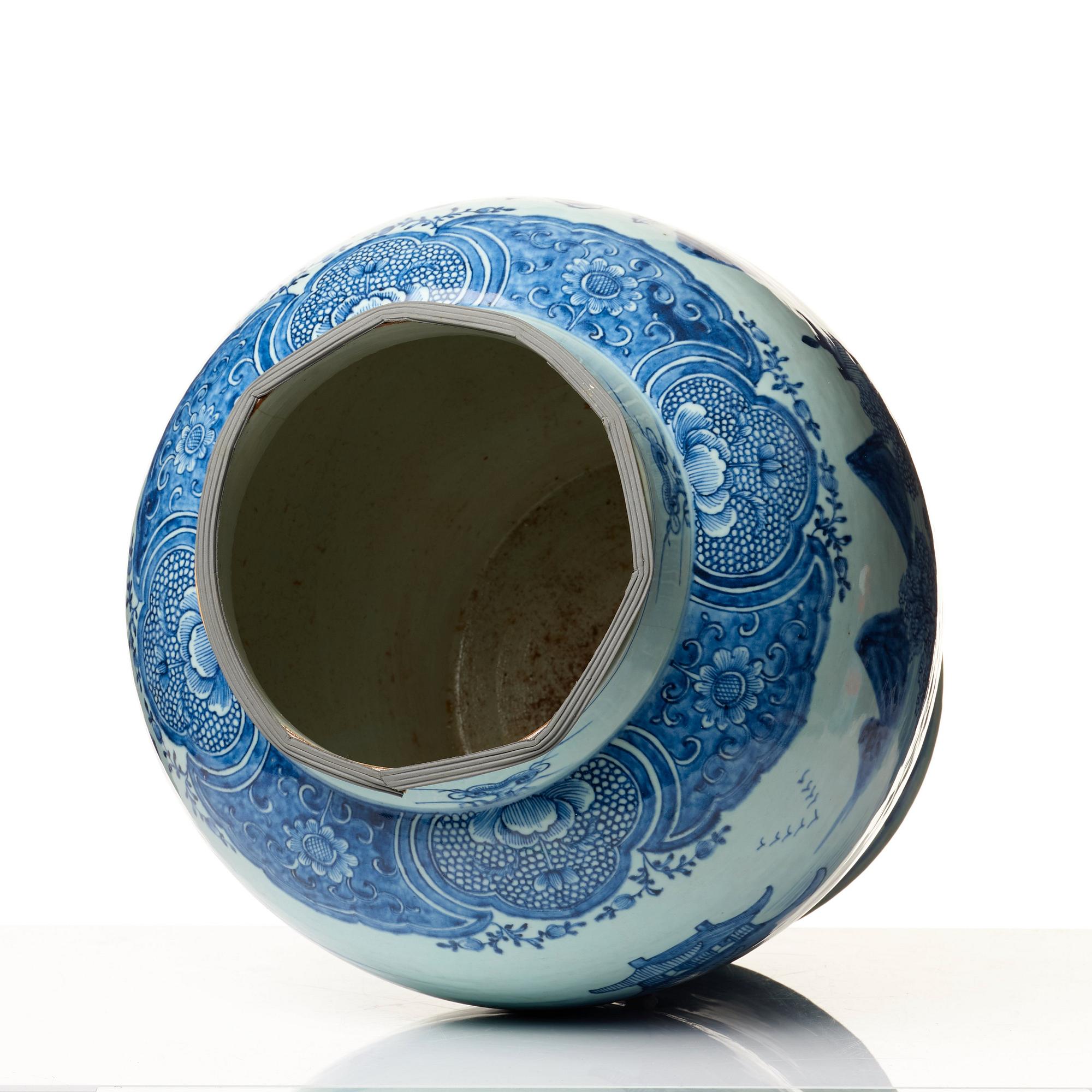 Golvurnor med lock, ett par, porslin. Qingdynastin, Qianlong (1736-95).