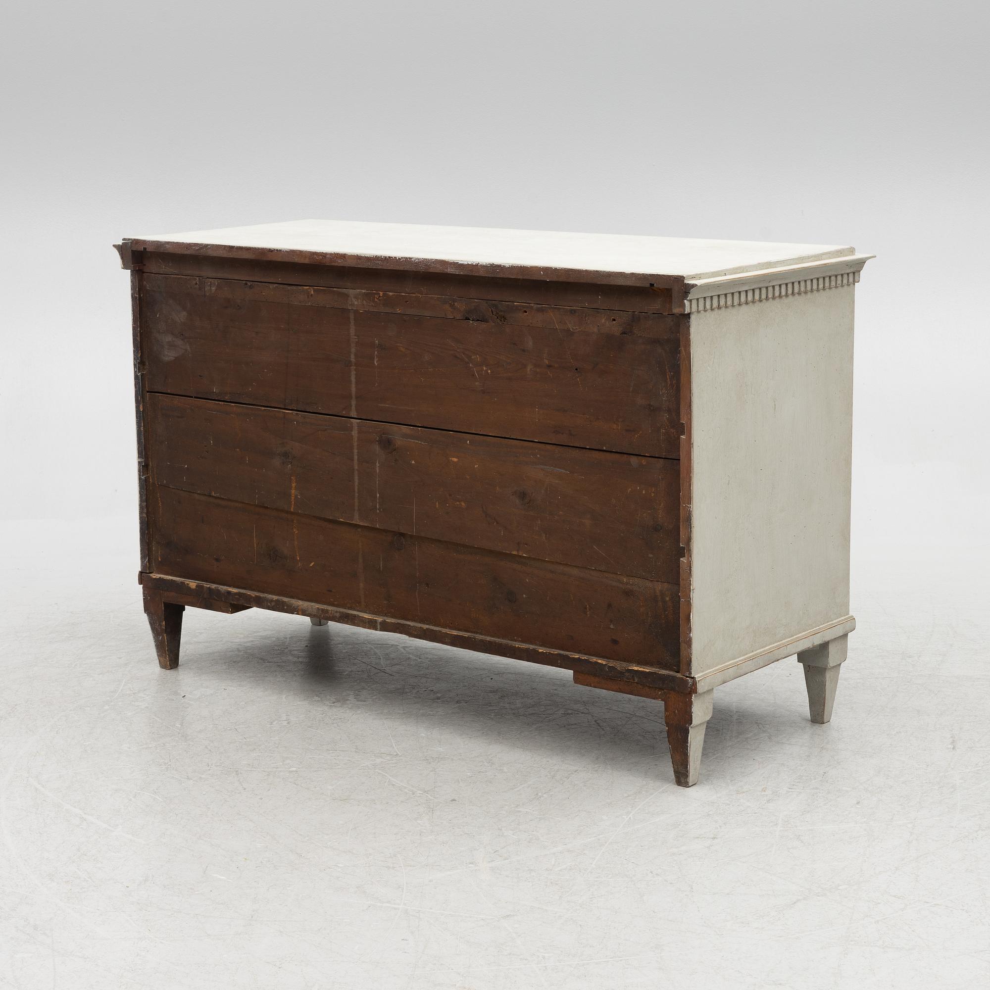A chest of drawers, 19th century.
