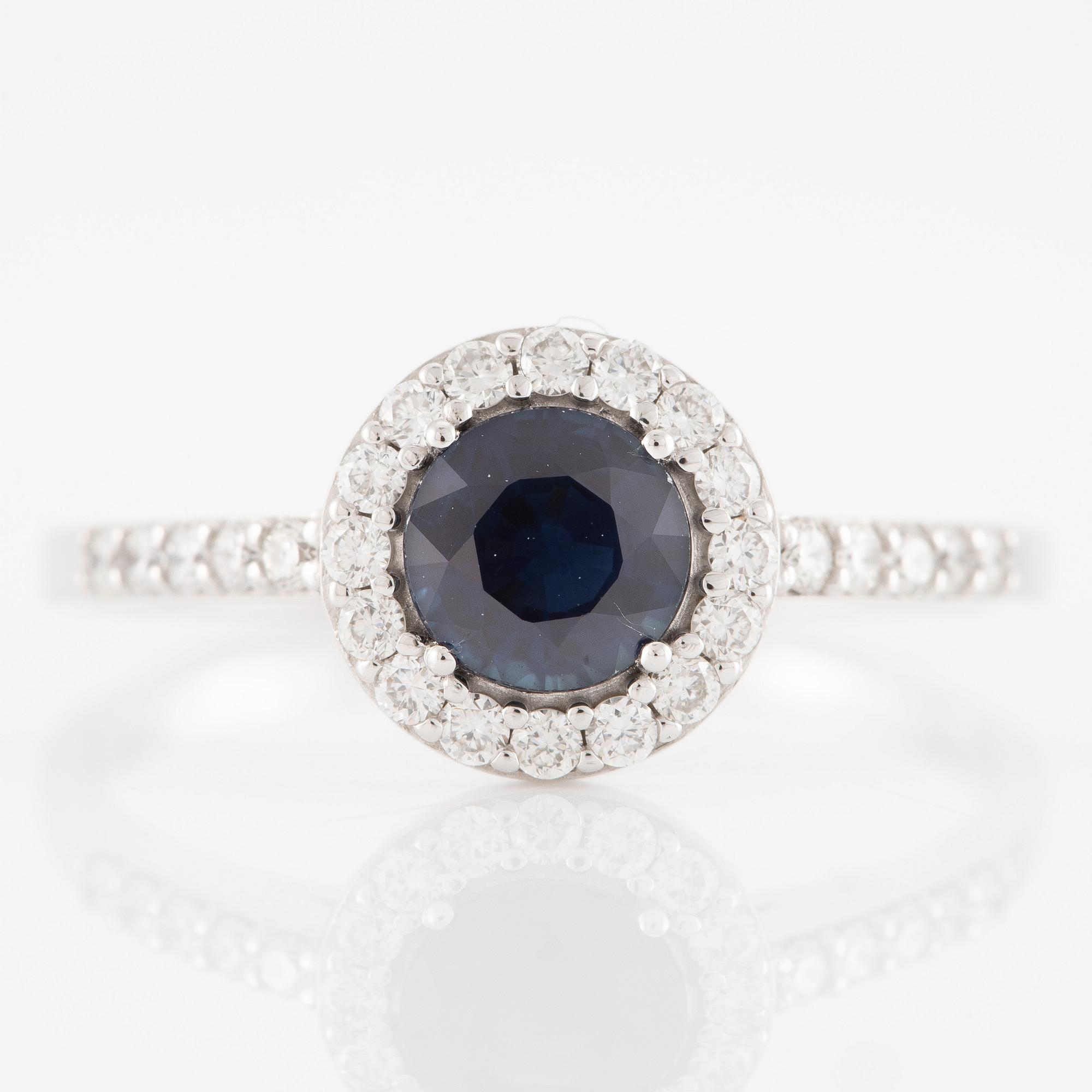 Ring in 14K white gold with a sapphire and brilliant-cut diamonds.
